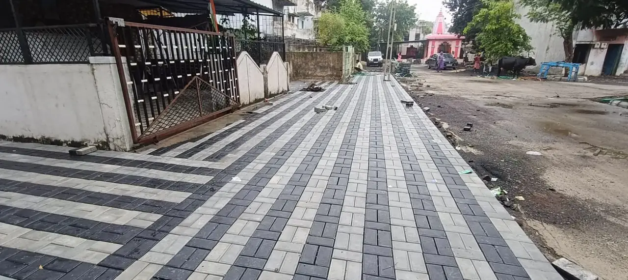 Heavy-duty interlocking paver block road construction by CIP